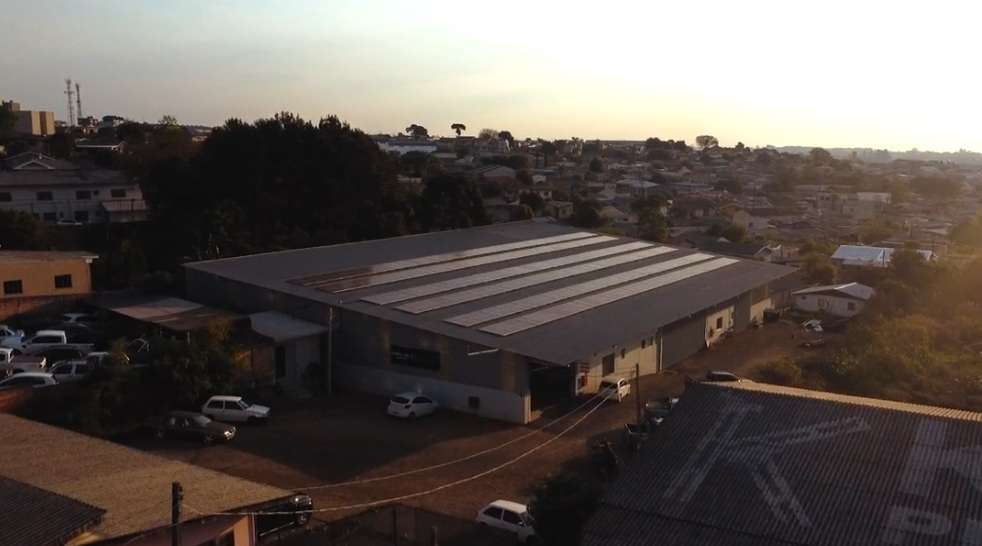Fábrica da Condor Metalúrgica em Guarapuava com telhado coberto por painéis solares