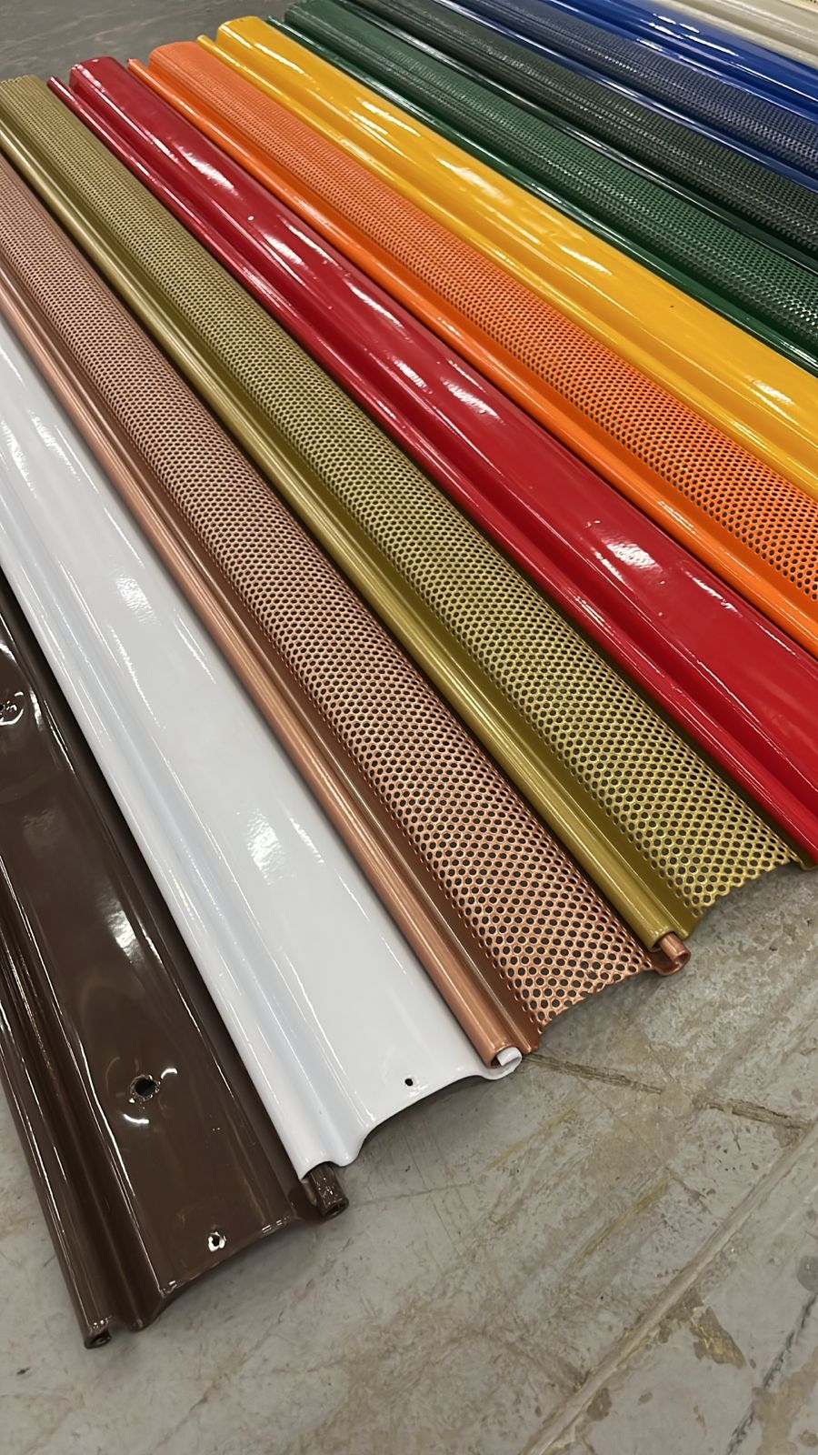 Perfis de portas de enrolar em diversas cores com pintura eletrostática, lisos e microperfurados